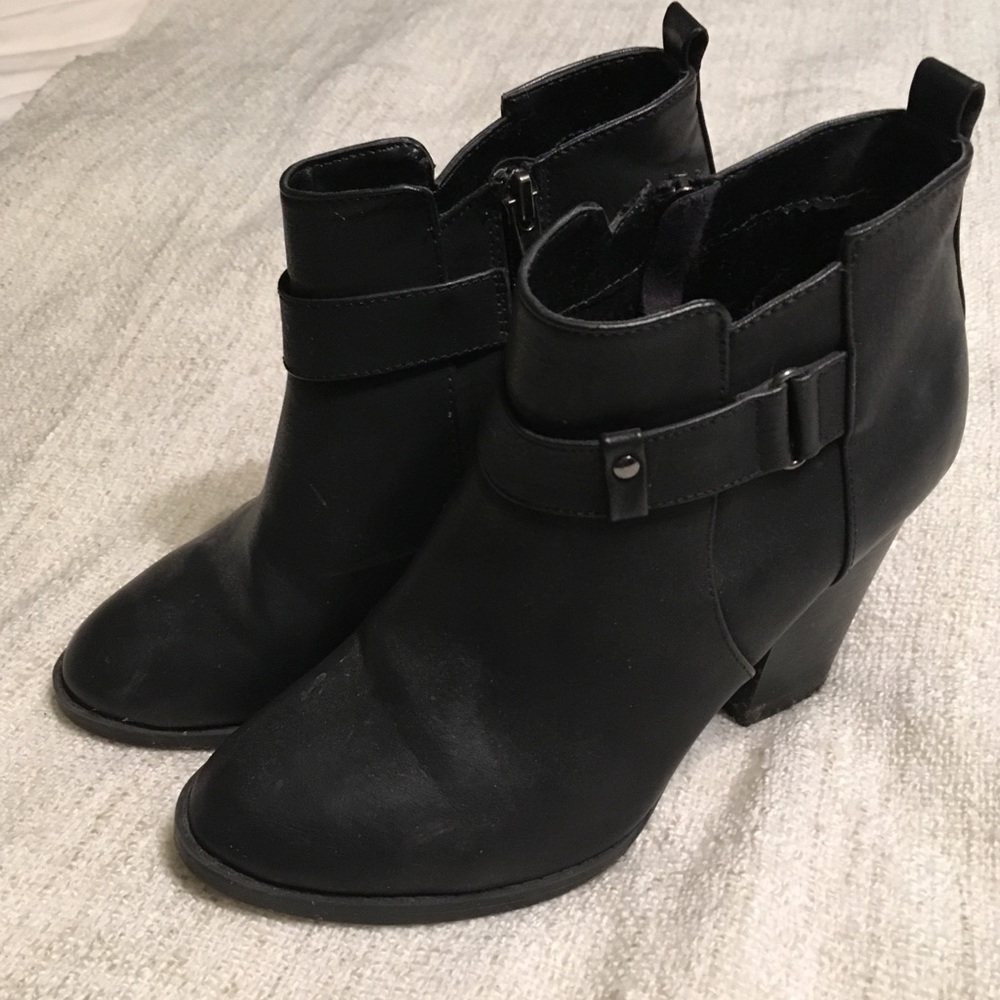 Black booties with heel